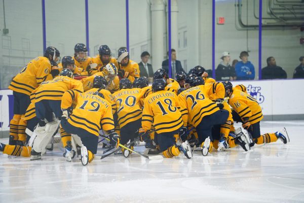 Quinnipiac Men’s ice hockey spoils Holy Cross home opener with 4-1 win.